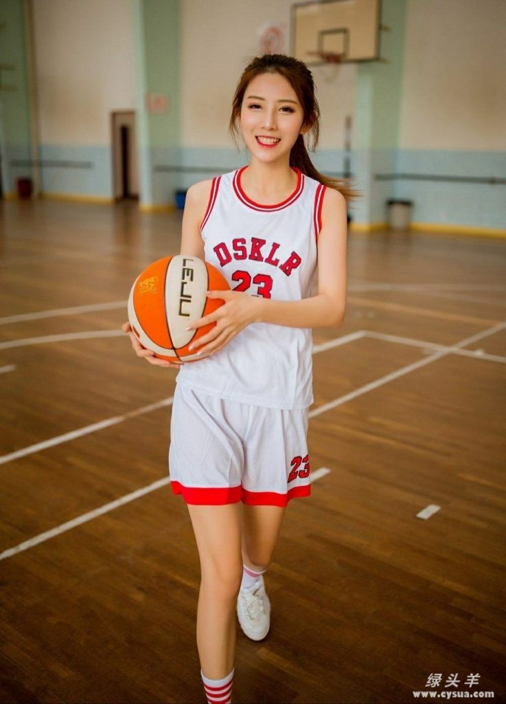 [美女百科]知名女主播丸糯清纯校园篮球球服写真摄影